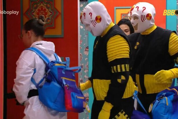 Renata deixando a casa pelo confessionário acompanhada de dois Dummies