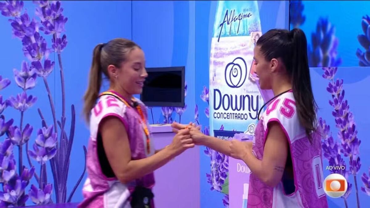 Renata entregando a pulseira do VIP para Eva no BBB 25