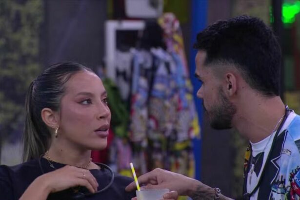 Renata e João Pedro em conversa na festa do líder do BBB 25