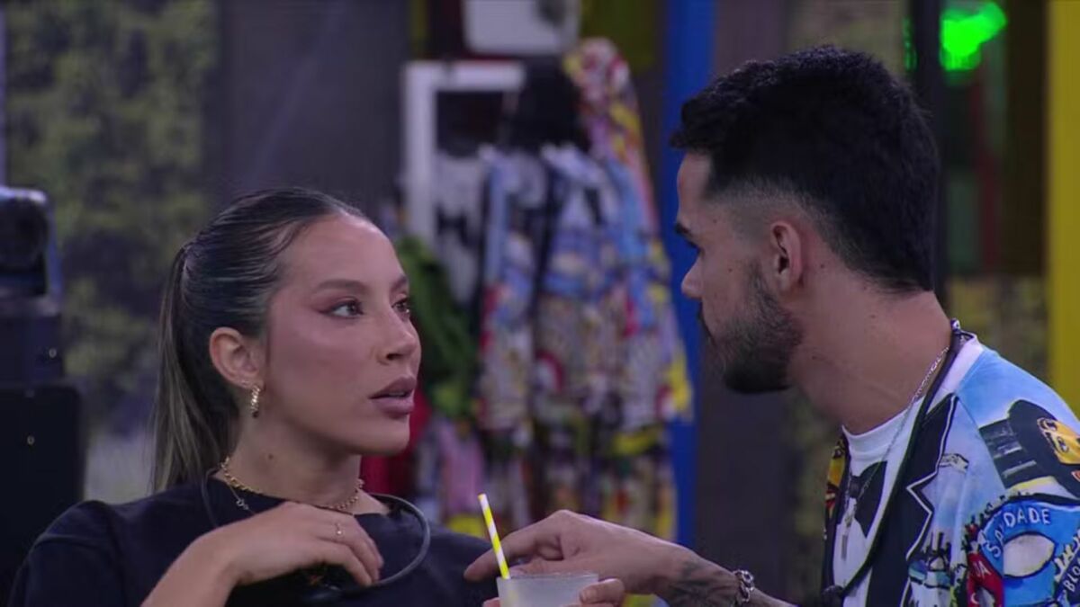 Renata e João Pedro em conversa na festa do líder do BBB 25