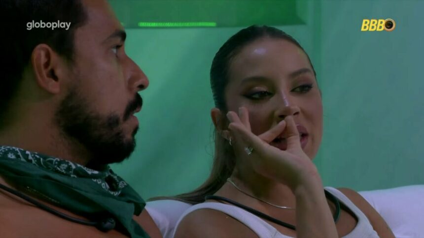 Renata e Maike, sentados no sofá da festa, no BBB 25