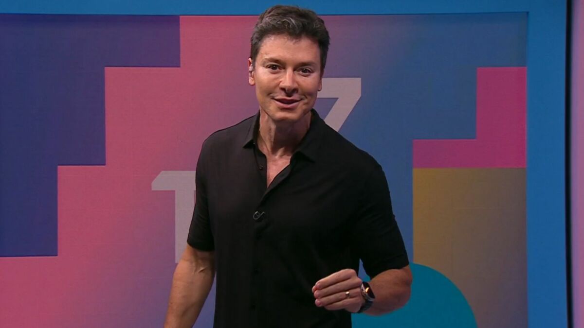 Rodrigo Faro no cenário do TVZ