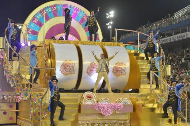 Trecho de carro alegórico no desfile da Rosas de Ouro no Carnaval de São Paulo