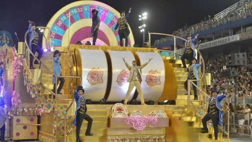 Trecho de carro alegórico no desfile da Rosas de Ouro no Carnaval de São Paulo