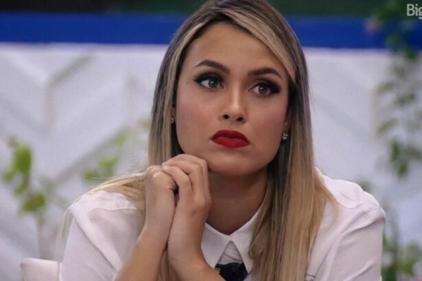 Sarah Andrade na área externa da casa do BBB 21