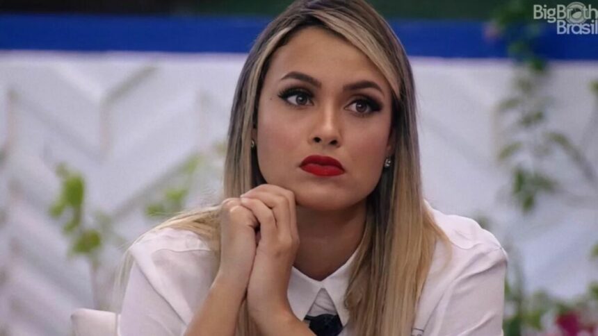 Sarah Andrade na área externa da casa do BBB 21