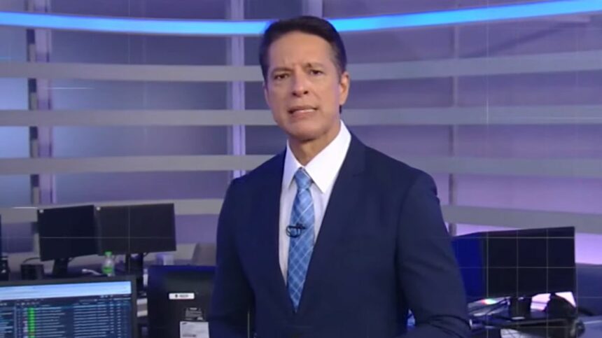 Sergio Aguiar em pé, em trecho da escalada do Jornal da Record