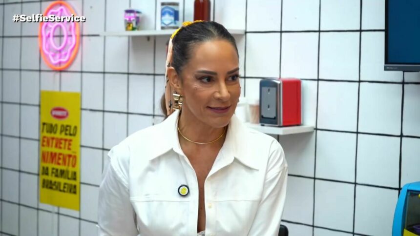 Silvia Abravanel veste blusa branca e olha para Lucas Selfie no Podcast Selfie Service
