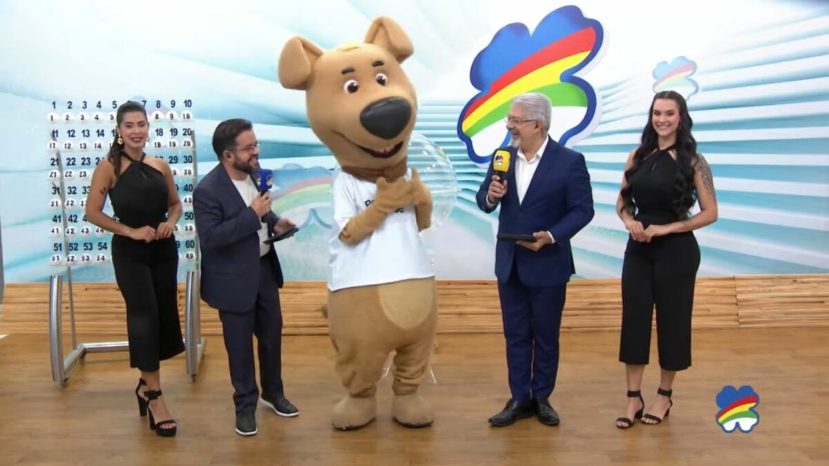 Mascote do Pernambuco dá Sorte entre os apresentadores na abertura do sorteio deste domingo, 30/03/2025