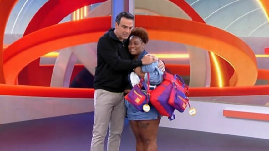 Tadeu Schmidt abraçando Camilla após eliminação no BBB 25