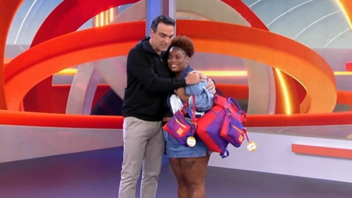 Tadeu Schmidt abraçando Camilla após eliminação no BBB 25