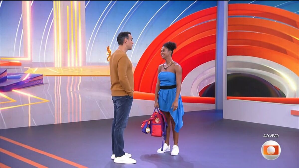 Tadeu Schmidt e Aline no estúdio após eliminação