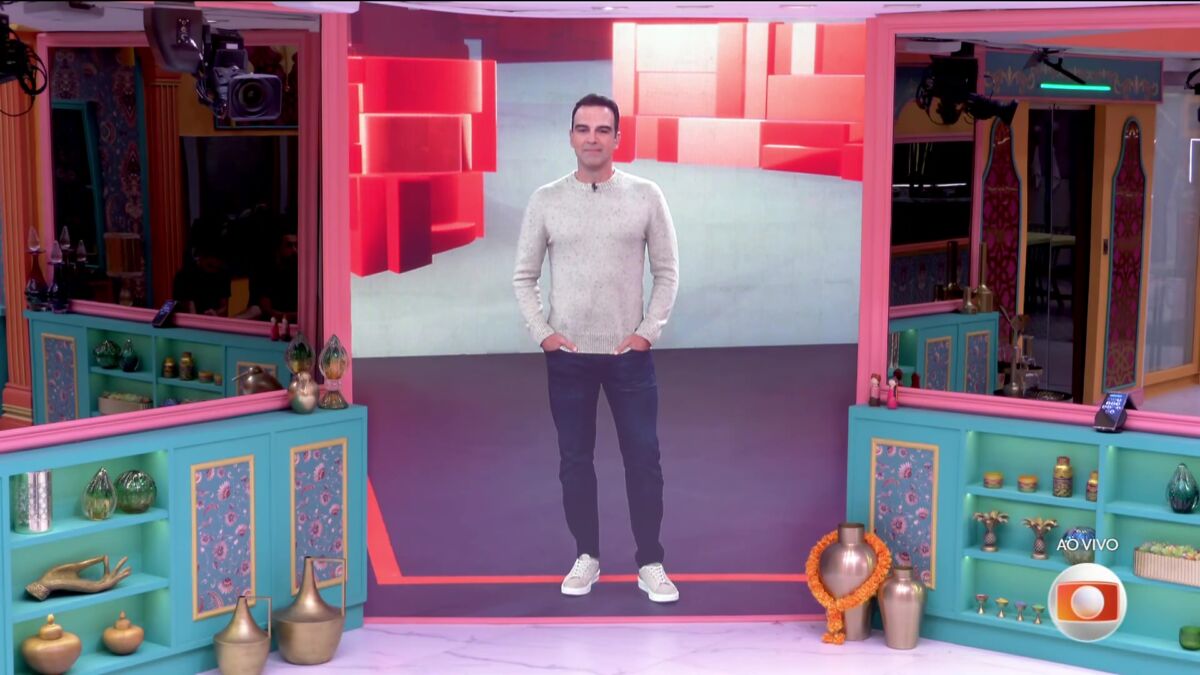Tadeu Schmidt no telão da sala do BBB 25 conversando com Eva antes da eliminação