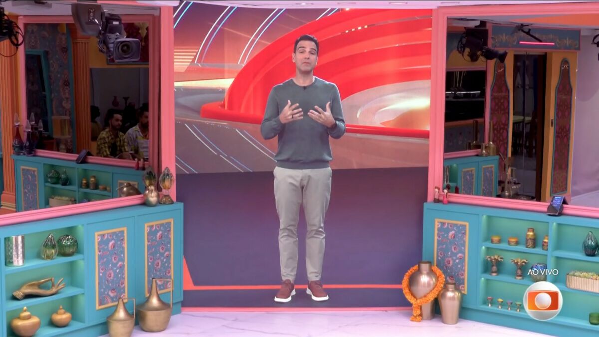 Tadeu Schmidt no telão da sala do BBB 25