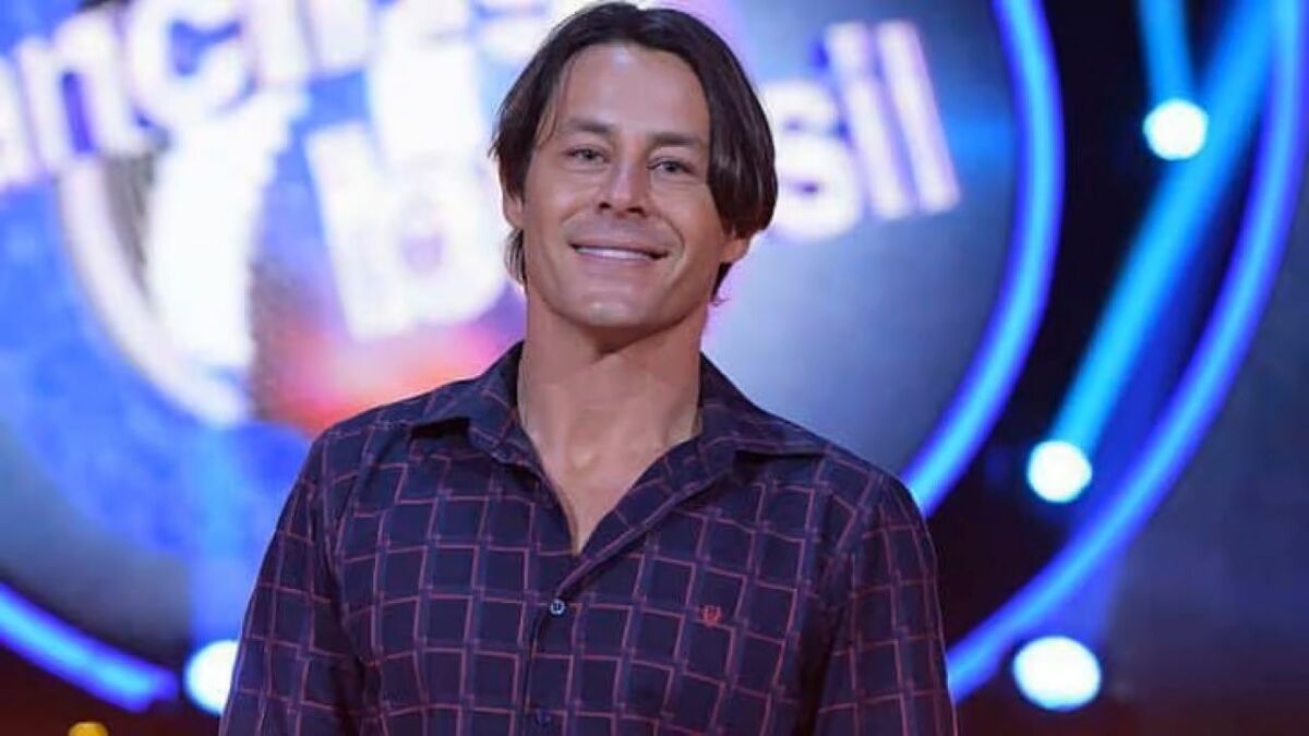Theo Becker em foto posada no cenário do Dancing Brasil