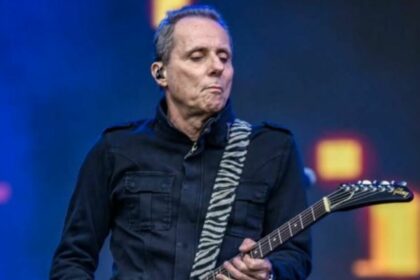 Tony Bellotto tocando guitarra no palco do show dos Titãs