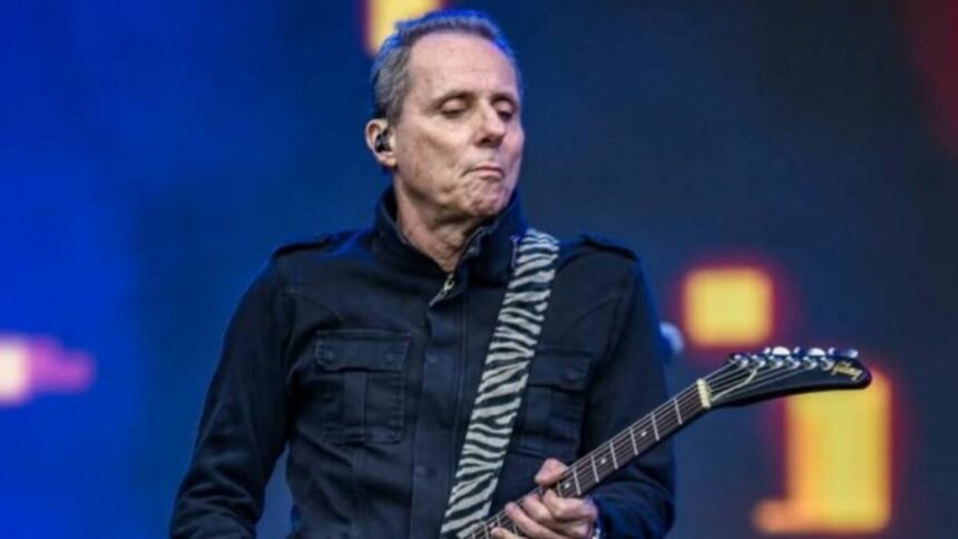 Tony Bellotto tocando guitarra no palco do show dos Titãs