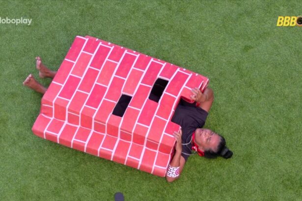 Vilma deitada no gramada com a roupa de Paredão do Monstro no BBB 25