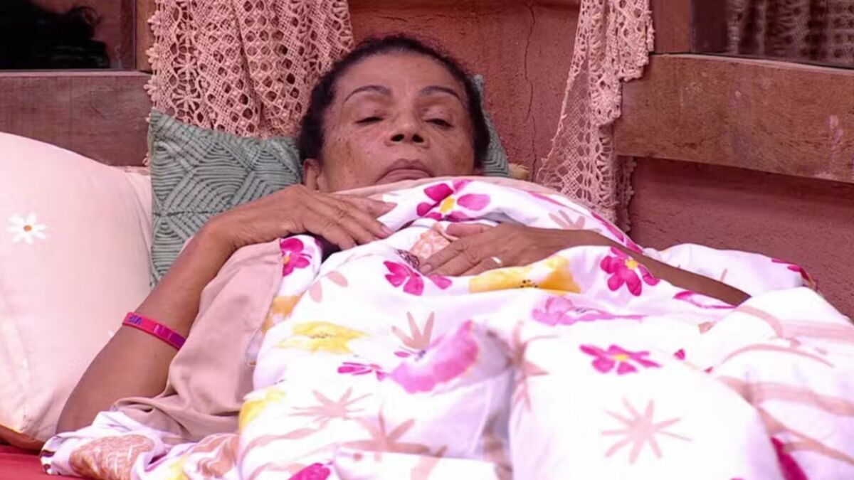 Vilma deitada na cama do Quarto Nordeste no BBB 25