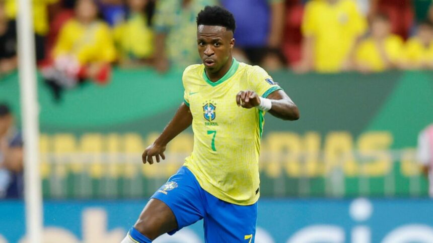 Vinicius Jr. em campo com a camisa da Seleção Brasileira