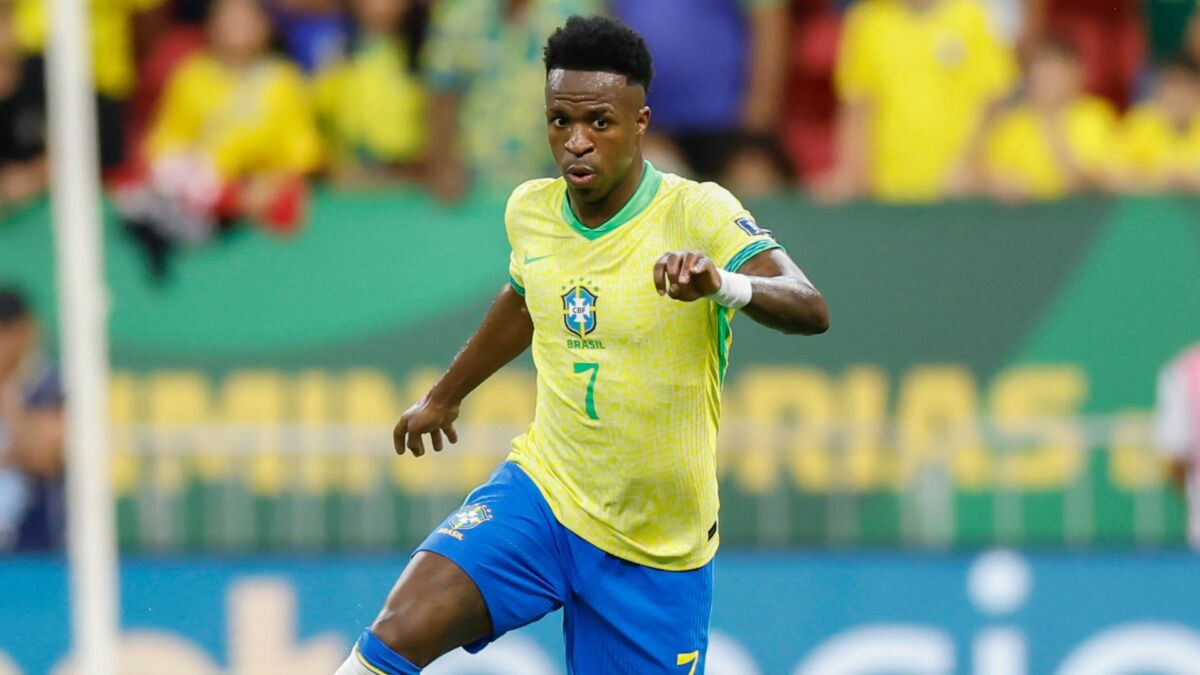Vinicius Jr. em campo com a camisa da Seleção Brasileira