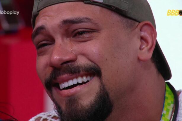 Vinicius emocionado em lágrimas com o Presente do Anjo