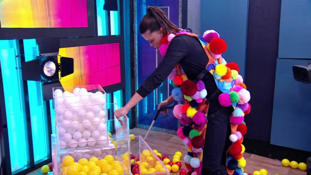 Vitória Strada com a roupa e cumprindo o Castigo do Monstro no BBB 25