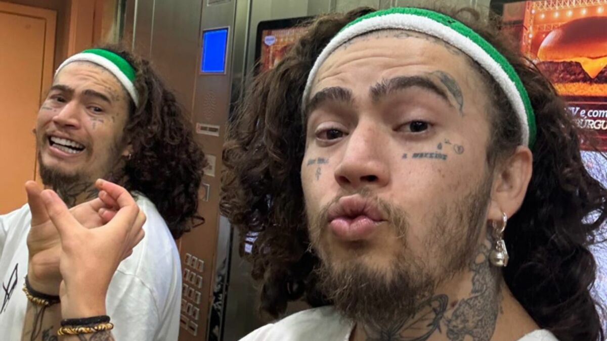 Whindersson Nunes em foto posada no espelho do elevador