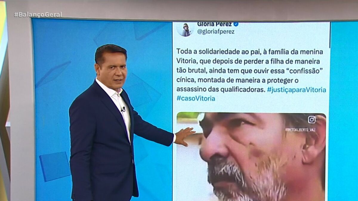 Willian Leite lendo um comentário de Gloria Perez no telão do Balanço Geral