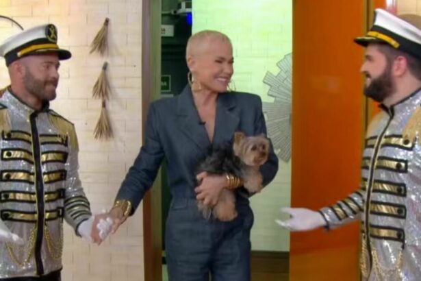 Xuxa sendo recebida por paquitos no Mais Você