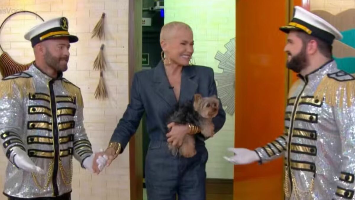 Xuxa sendo recebida por paquitos no Mais Você