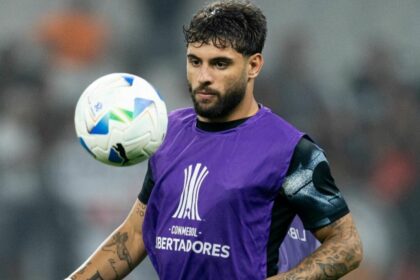 Yuri Alberto com o uniforme de aquecimento do Corinthians