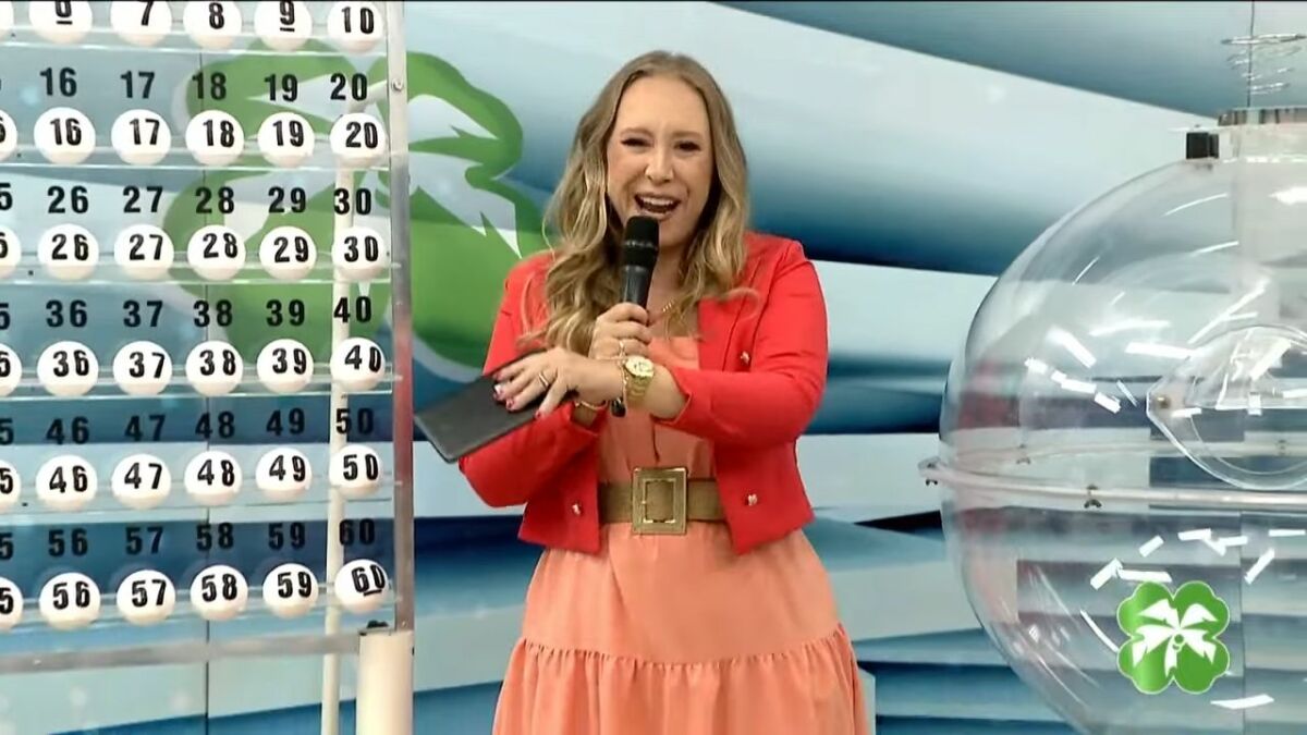 Apresentadora ao lado do painel e do globo do sorteio do Alagoas da Sorte deste domingo, 30/03/2025