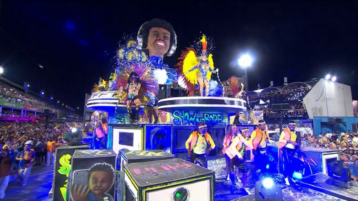 Carro alegórico todo em azul no Carnaval 2025 do Rio de Janeiro