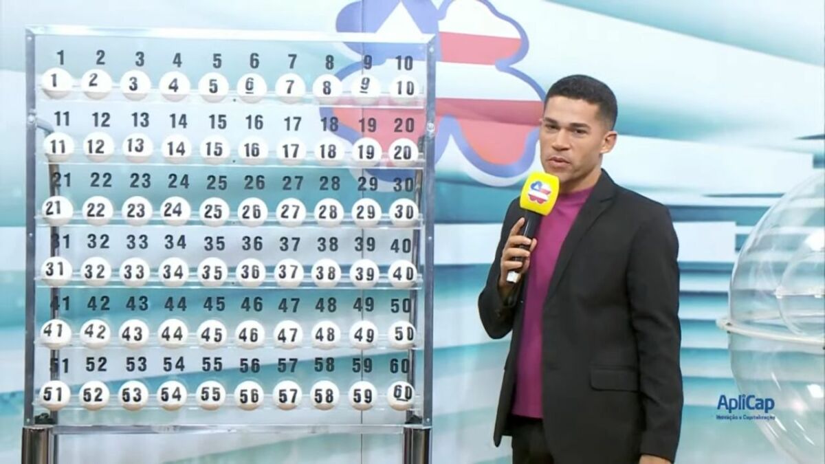 Apresentador ao lado do painel com as bolas do sorteio do Bahia da Sorte do dia 30 de março