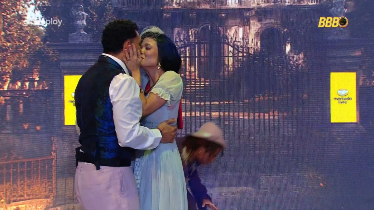 Vinicius e Vitória Strada, caracterizados com roupa de época, dão beijo na boca no palco da Festa do Líder do BBB 25