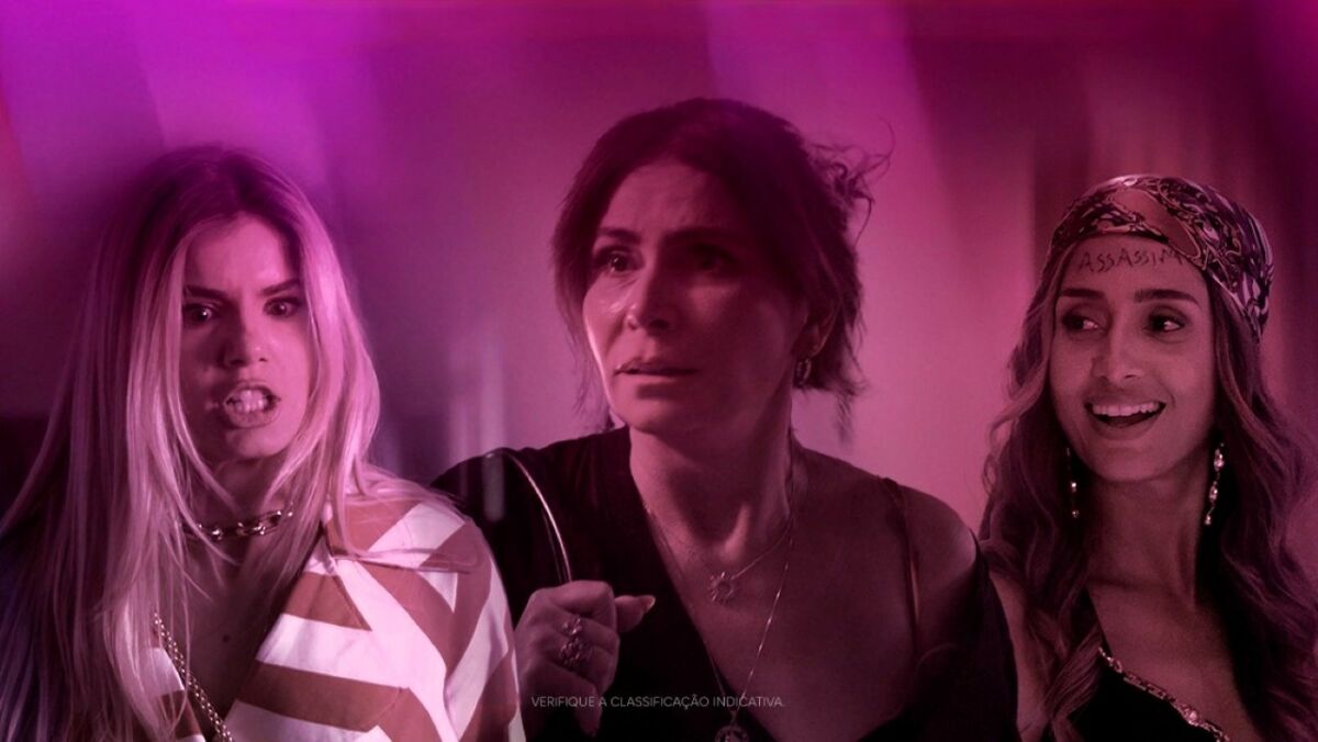 Sofia rangendo os dentes, Elvira chorando e Lola feliz com a testa marcada com o nome Assassina em cena do último capítulo de Beleza Fatal