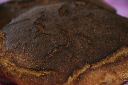 Pão brote pomerano assado em cima da mesa na reportagem do Globo Rural