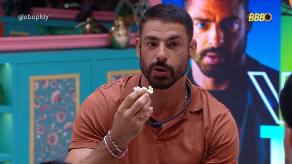 Cauã Reymond comendo pipoca na sala do BBB 25