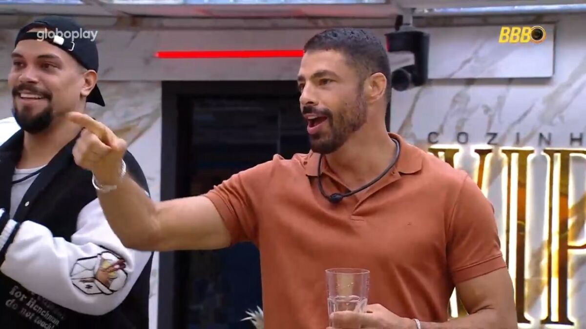 Cauã Reymond sorrindo na cozinha do VIP do BBB 25