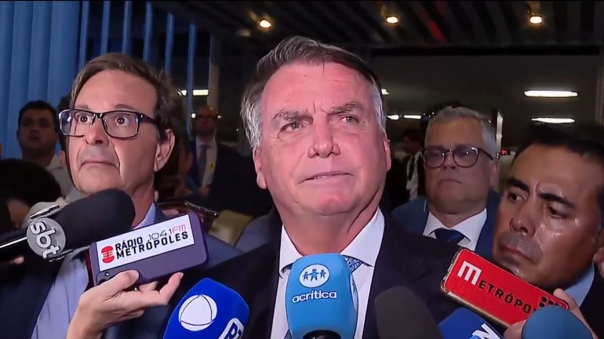 Jair Bolsonaro em frente aos microfones de emissoras de TV, inclusive a CNN Brasil, que flagrou a marcha fúnebre