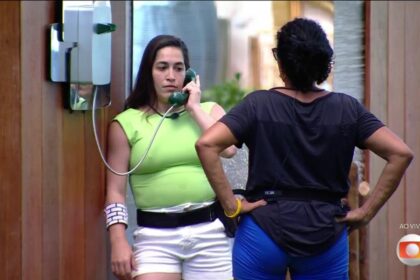 Daniele Hypolito segura o Big Fone na frente de Dona Vilma no BBB 25