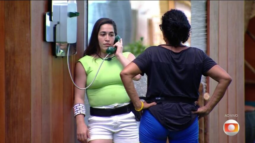 Daniele Hypolito segura o Big Fone na frente de Dona Vilma no BBB 25