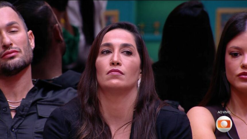 Daniele Hypolito na sala do BBB 25 com semblante sério