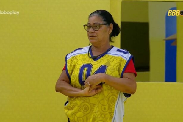 Delma com roupa da 7ª Prova do Anjo olhando o erro na disputa pelo Anjo da Semana no BBB 25