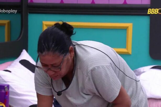 Delma procura tênis no chão do quarto do BBB 25