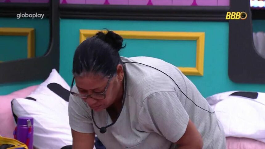 Delma procura tênis no chão do quarto do BBB 25