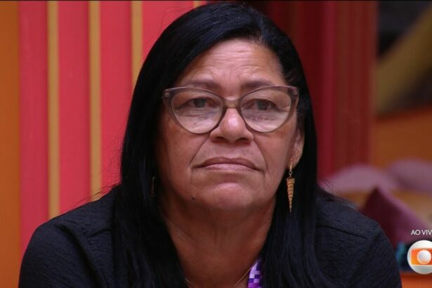 Delma de óculos de grau na sala do BBB 25 olhando para o telão após dá imunidade para Eva