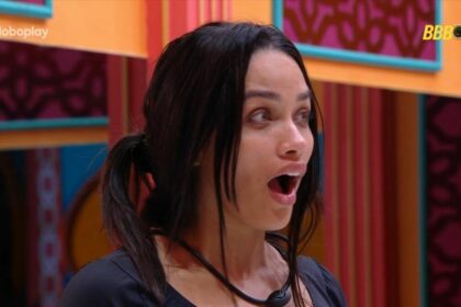 Eva com a boca aberta olhando para o telão do BBB 25 após RoBBB Seu Fifi aparecer na sala