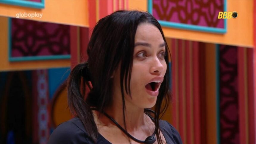 Eva com a boca aberta olhando para o telão do BBB 25 após RoBBB Seu Fifi aparecer na sala